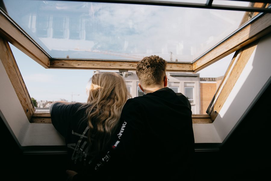 Koper die door een dakraam naar de omgeving kijkt.